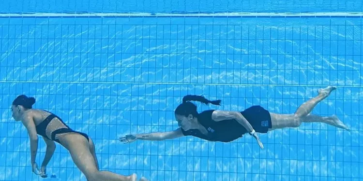 Mundial de Natación Artística: una nadadora se desmayó en plena competencia y su entrenadora la salvó