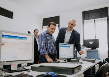 Herrera Ahuad recorrió el remodelado edificio del Centro de Documentación Rápida en Apóstoles