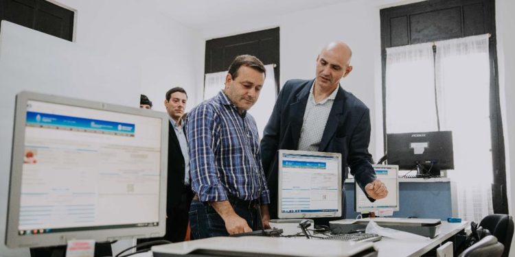 Herrera Ahuad recorrió el remodelado edificio del Centro de Documentación Rápida en Apóstoles