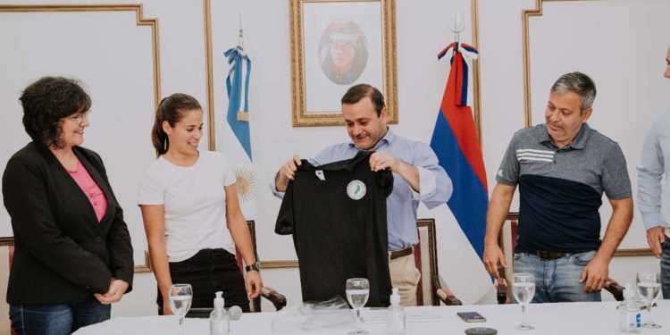 Presentaron a Posadas como sede del Campeonato Regional de Hockey Sub 14 Damas y entregaron subsidios a entidades deportivas