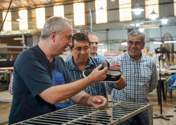 Passalacqua y Cesino visitaron una fábrica de zapatillas en Garupá que comercializa sus productos en 16 provincias