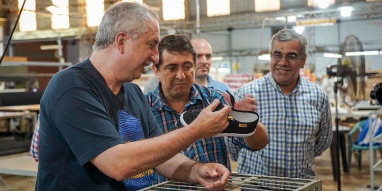 Passalacqua y Cesino visitaron una fábrica de zapatillas en Garupá que comercializa sus productos en 16 provincias