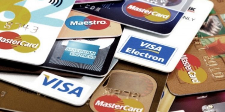 Sube el costo de financiar con tarjeta de crédito compras superiores a 200 dólares