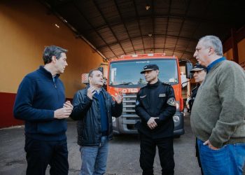 Herrera Ahuad entregó un nuevo camión autobomba a la División de Bomberos de la Policía de la provincia