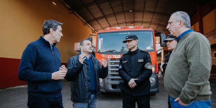 Herrera Ahuad entregó un nuevo camión autobomba a la División de Bomberos de la Policía de la provincia