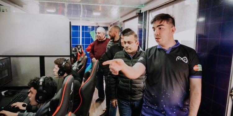 Herrera Ahuad visitó el tráiler Misiones Gamer en Oberá