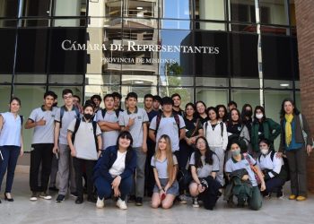 Los estudiantes del colegio “Proyección 2000” de Posadas acompañados de los docentes realizaron la visita al recinto de Cámara de Diputados y al Embajador Legislativo