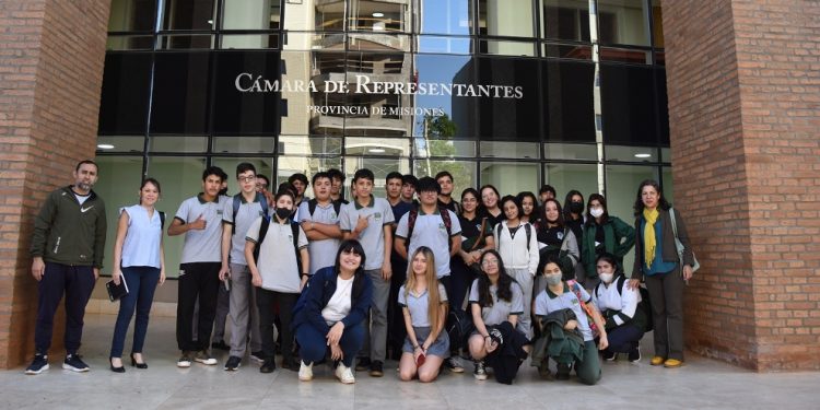 Los estudiantes del colegio “Proyección 2000” de Posadas acompañados de los docentes realizaron la visita al recinto de Cámara de Diputados y al Embajador Legislativo
