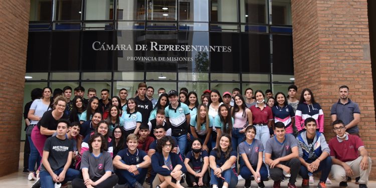 Jóvenes participantes del programa “Yendo”, El Fun Tour del Conocimiento, visitaron la Legislatura