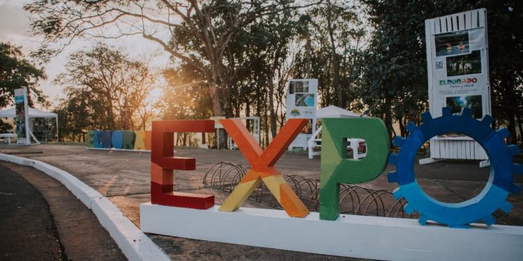 El gobernador visitó la Expo Eldorado y destacó el desarrollo industrial de esa localidad