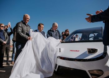 Presentaron el C-R2, el vehículo biplaza eléctrico urbano producido en Misiones