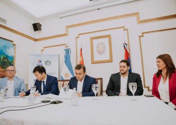 El gobernador firmó con la empresa Powerchina un convenio para la construcción de un Parque Solar Fotovoltaico en San Javier