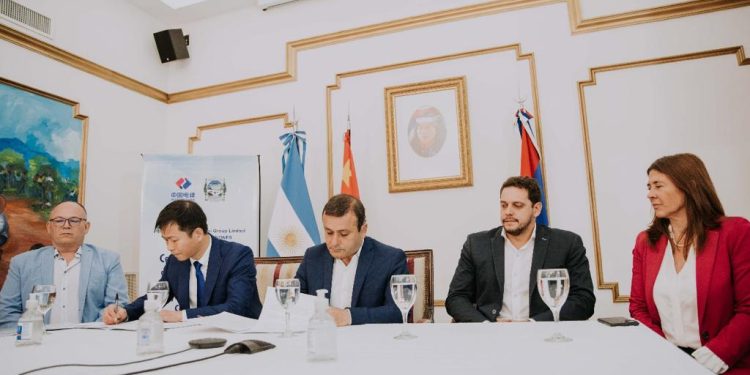 El gobernador firmó con la empresa Powerchina un convenio para la construcción de un Parque Solar Fotovoltaico en San Javier