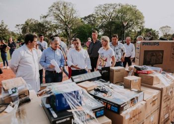 El gobernador entregó computadoras a una escuela de Almafuerte, supervisó obras y lanzó una carrera de trail running