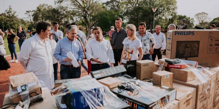 El gobernador entregó computadoras a una escuela de Almafuerte, supervisó obras y lanzó una carrera de trail running