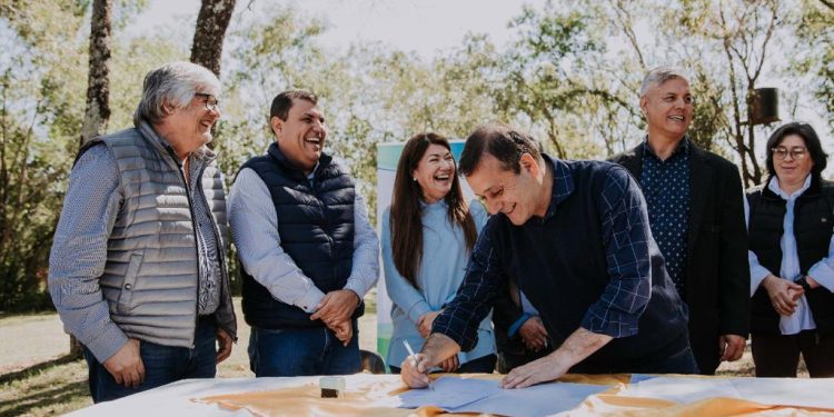 La Provincia oficializó el traspaso de la prestación del servicio de agua potable en Santa Ana a cooperativa local