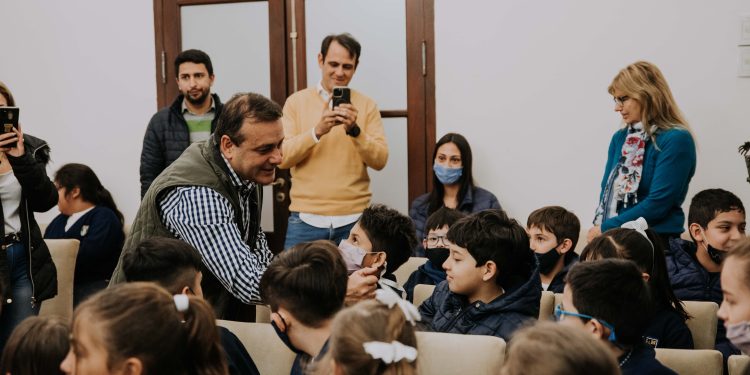 Estudiantes del Instituto Santa María visitaron la Casa de Gobierno y recibieron el saludo del gobernador