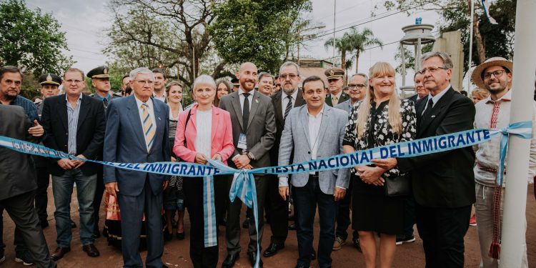 Con la presencia del gobernador y el apoyo de la provincia comenzó la Fiesta Nacional del Inmigrante