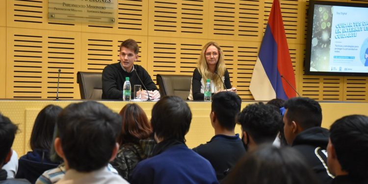 Jóvenes participaron en la Legislatura de una capacitación sobre privacidad en internet