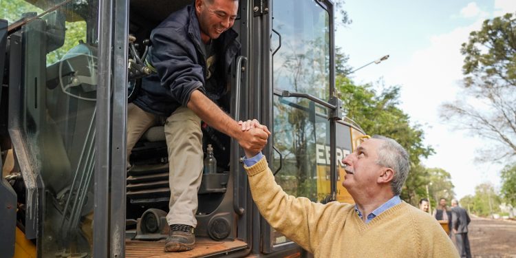 Passalacqua y Cesino recorrieron las obras de asfaltado sobre la calle Pionero Arenhardt en Eldorado
