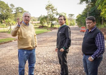 Passalacqua y Cesino recorrieron las obras de asfaltado sobre la calle Pionero Arenhardt en Eldorado