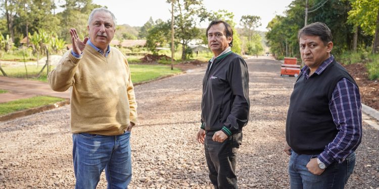 Passalacqua y Cesino recorrieron las obras de asfaltado sobre la calle Pionero Arenhardt en Eldorado