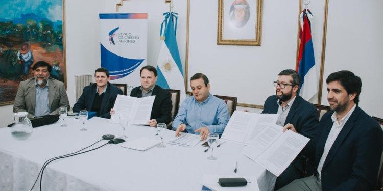 El gobernador acompañó la firma de convenio entre el IAAviM, el INCAA y el Fondo de Crédito Misiones