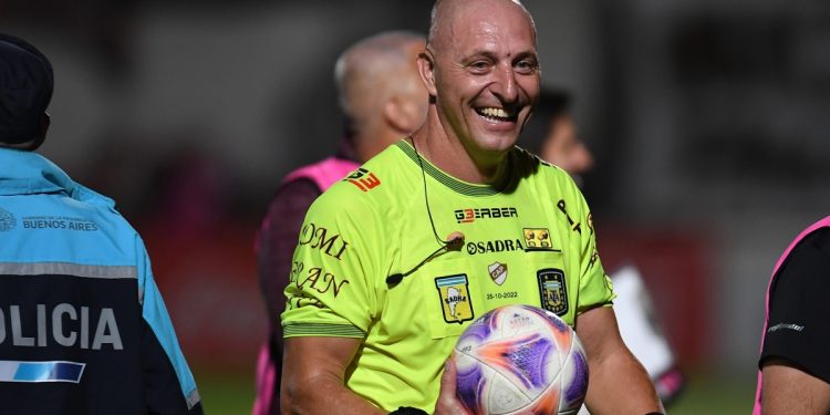 Se retiró Néstor Pitana, árbitro récord y referente de la historia del fútbol argentino