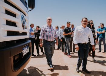 El gobernador entregó 13 camiones y dijo que es una acción política que llegará a todos los municipios de la provincia