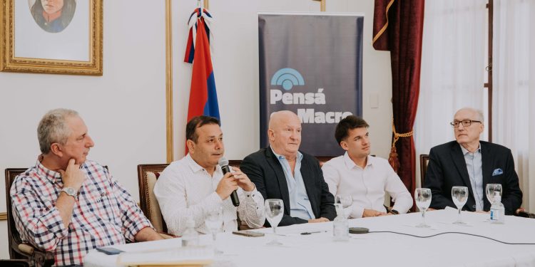 Autoridades provinciales y el municipio de Puerto Iguazú lanzaron el Black Friday Mundial Maravilla del Mundo