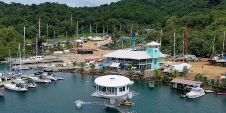 Presentaban una casa flotante de 1,5 millones de dólares y se hundió en medio del evento