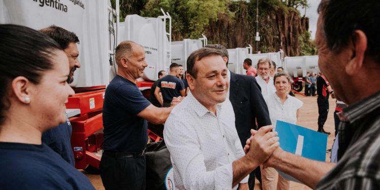 Entregaron tanques cisterna y elementos para el combate de incendios a asociaciones de Bomberos Voluntarios en Misiones