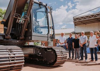 Herrera Ahuad entregó una máquina vial al municipio de Comandante Andresito