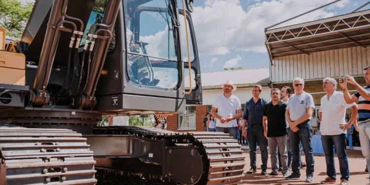 Herrera Ahuad entregó una máquina vial al municipio de Comandante Andresito