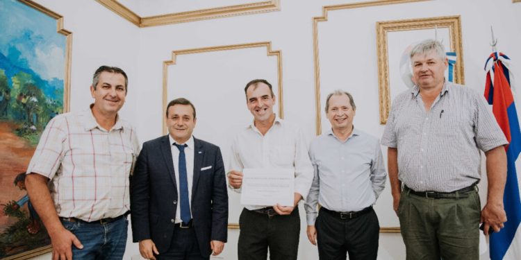 El Gobierno apuesta a la producción misionera con la entrega de créditos a cooperativas yerbateras y planes de asistencia al sector ganadero