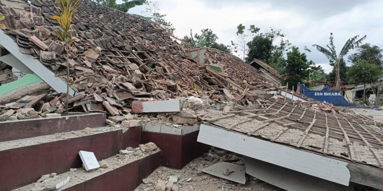 Terremoto en Indonesia: al menos 56 personas murieron y hay 700 heridos