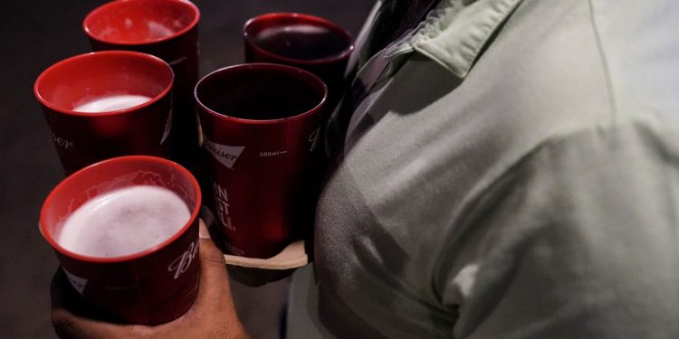 Tomar cerveza en el Mundial, una odisea para los fanáticos en Qatar