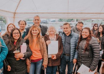 En Posadas, el gobernador acompañó la entrega de títulos de propiedad en la Chacra 145 y de viviendas sustentables en Itaembé Guazú