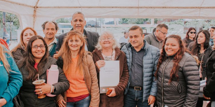 En Posadas, el gobernador acompañó la entrega de títulos de propiedad en la Chacra 145 y de viviendas sustentables en Itaembé Guazú