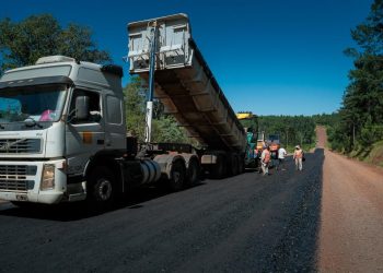 Vialidad trabaja en el asfaltado del acceso a Colonia Guaraypo