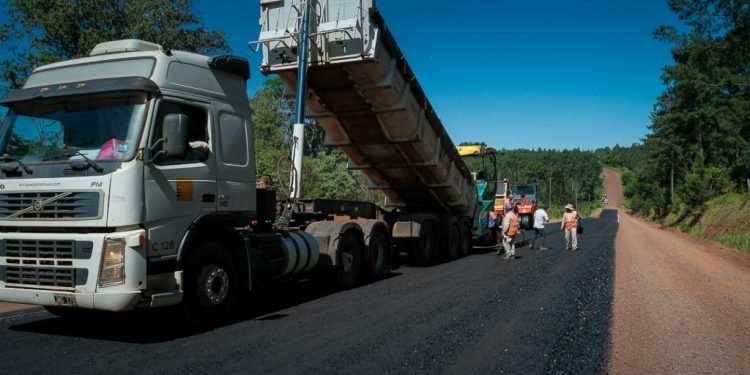Vialidad trabaja en el asfaltado del acceso a Colonia Guaraypo