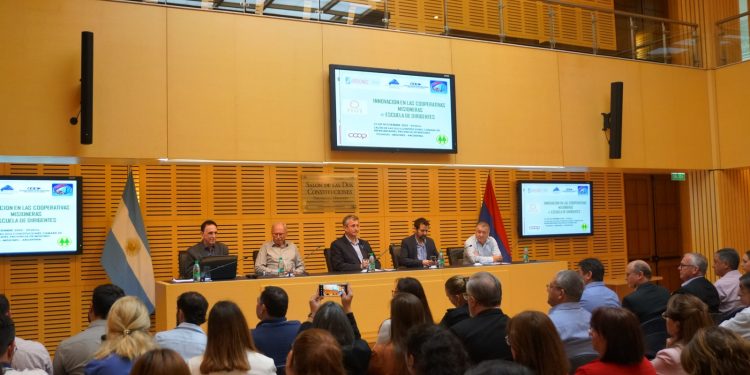 Brindaron charla en la Legislatura para formar dirigentes cooperativos a través de un ámbito educativo