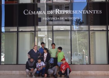 Asistentes del Hogar de Día de Posadas visitaron la Cámara de Representantes