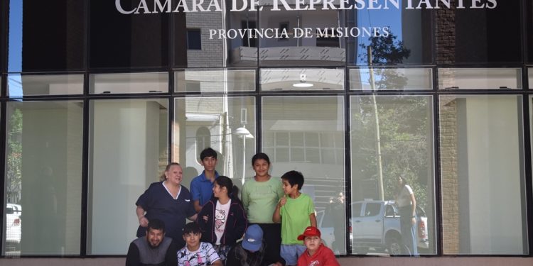 Asistentes del Hogar de Día de Posadas visitaron la Cámara de Representantes