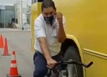 México: choferes de colectivos son subidos a bicicletas para que sepan qué se siente ser rozado por ellos