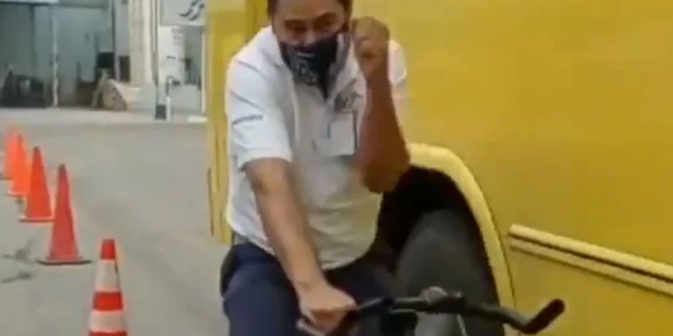 México: choferes de colectivos son subidos a bicicletas para que sepan qué se siente ser rozado por ellos