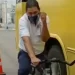 México: choferes de colectivos son subidos a bicicletas para que sepan qué se siente ser rozado por ellos
