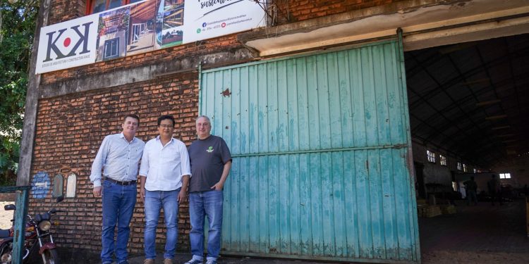 La industria misionera no tiene techo gracias a la creatividad y pasión de nuestra gente”, consideró Passalacqua en visita a fábrica de casas de madera en Alem