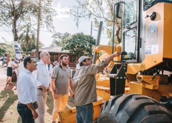 El Gobierno entregó una motoniveladora a Wanda que mejorará la infraestructura vial de la zona