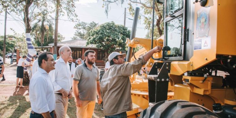 El Gobierno entregó una motoniveladora a Wanda que mejorará la infraestructura vial de la zona